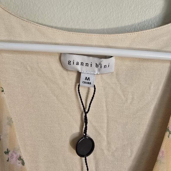 Elegant Floral Beige Blouse - Picture 3 of 3